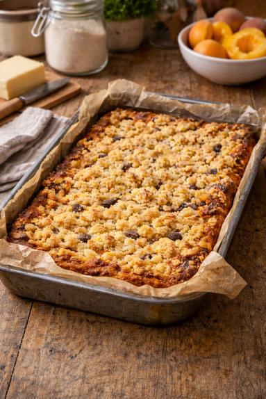 Zdjęcie - Sernik z brzoskwiniami i kruszonką - Przepisy kulinarne ze zdjęciami