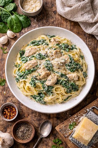 Zdjęcie - Tagliatelle z kurczakiem i szpinakiem - Przepisy kulinarne ze zdjęciami