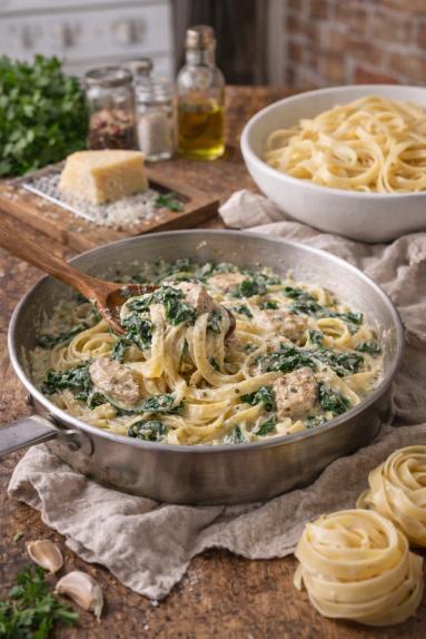 Zdjęcie - Tagliatelle z kurczakiem i szpinakiem - Przepisy kulinarne ze zdjęciami