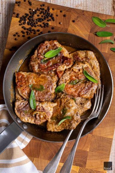 Zdjęcie - Saltimbocca alla romana &ndash; eskalopki cielęce z prosciutto i szałwią - Przepisy kulinarne ze zdjęciami
