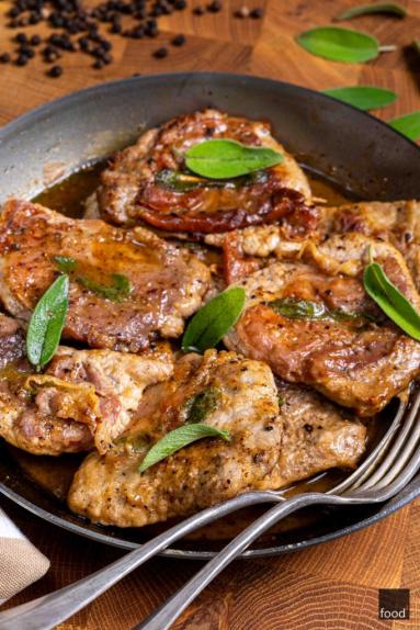 Zdjęcie - Saltimbocca alla romana &ndash; eskalopki cielęce z prosciutto i szałwią - Przepisy kulinarne ze zdjęciami
