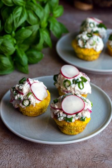 Zdjęcie - Muffinki jajeczne z pastą twarogową - Przepisy kulinarne ze zdjęciami