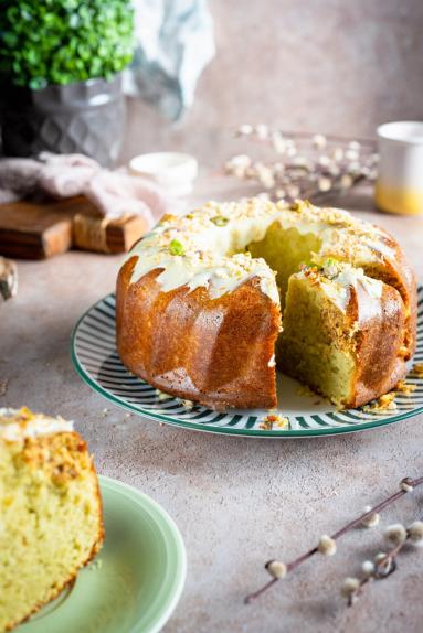 Zdjęcie - Babka pistacjowa z chrupiącym kataifi - Przepisy kulinarne ze zdjęciami