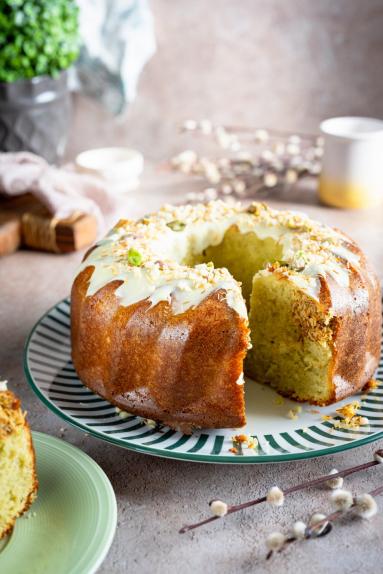 Zdjęcie - Babka pistacjowa z chrupiącym kataifi - Przepisy kulinarne ze zdjęciami