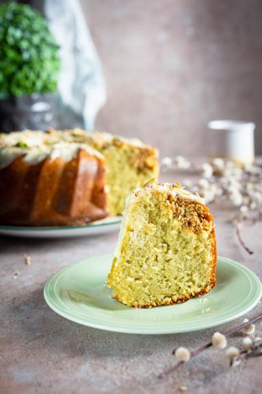 Zdjęcie - Babka pistacjowa z chrupiącym kataifi - Przepisy kulinarne ze zdjęciami