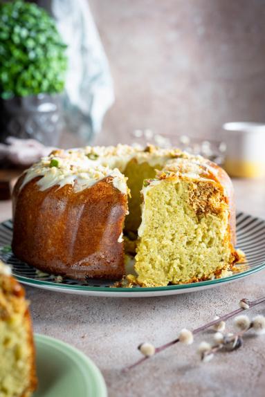 Zdjęcie - Babka pistacjowa z chrupiącym kataifi - Przepisy kulinarne ze zdjęciami