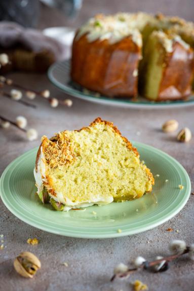 Zdjęcie - Babka pistacjowa z chrupiącym kataifi - Przepisy kulinarne ze zdjęciami