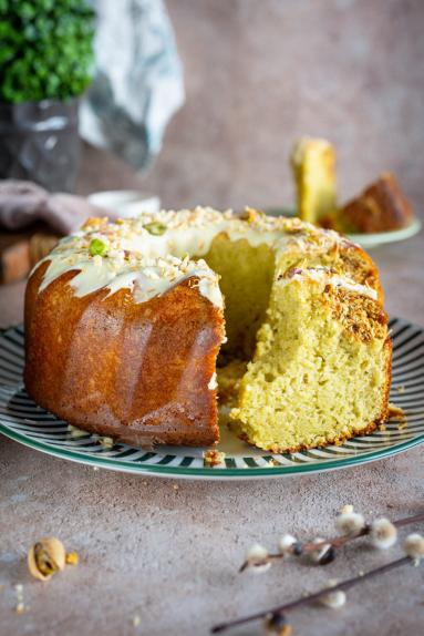 Zdjęcie - Babka pistacjowa z chrupiącym kataifi - Przepisy kulinarne ze zdjęciami