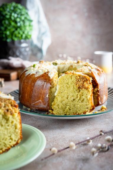 Zdjęcie - Babka pistacjowa z chrupiącym kataifi - Przepisy kulinarne ze zdjęciami