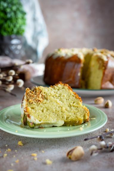 Zdjęcie - Babka pistacjowa z chrupiącym kataifi - Przepisy kulinarne ze zdjęciami