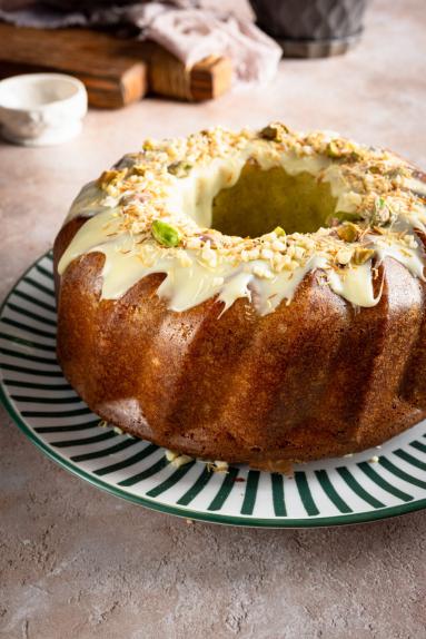 Zdjęcie - Babka pistacjowa z chrupiącym kataifi - Przepisy kulinarne ze zdjęciami