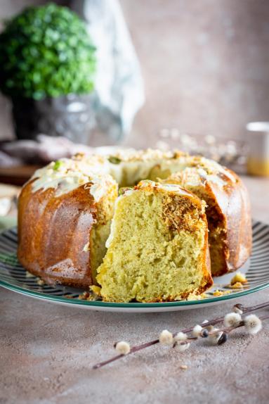 Zdjęcie - Babka pistacjowa z chrupiącym kataifi - Przepisy kulinarne ze zdjęciami