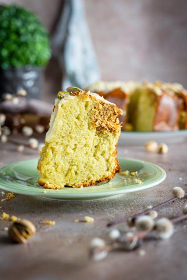 Zdjęcie - Babka pistacjowa z chrupiącym kataifi - Przepisy kulinarne ze zdjęciami