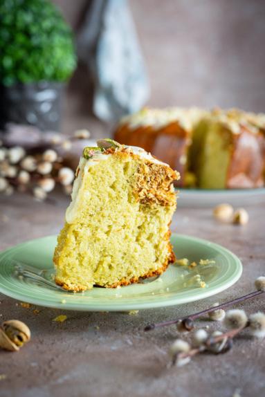 Zdjęcie - Babka pistacjowa z chrupiącym kataifi - Przepisy kulinarne ze zdjęciami