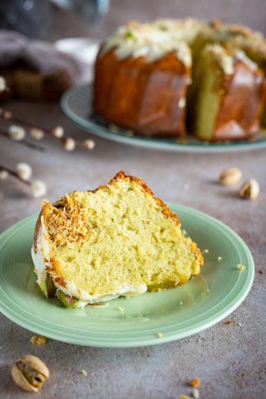 Zdjęcie - Babka pistacjowa z chrupiącym kataifi - Przepisy kulinarne ze zdjęciami