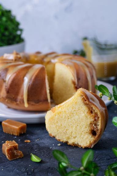 Zdjęcie - Babka z ajerkoniakiem i kr&oacute;wkami - Przepisy kulinarne ze zdjęciami