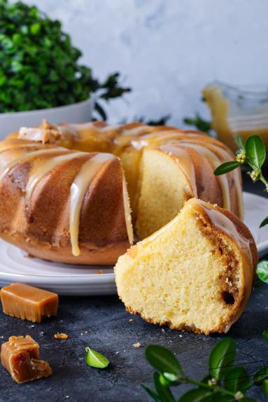 Zdjęcie - Babka z ajerkoniakiem i kr&oacute;wkami - Przepisy kulinarne ze zdjęciami