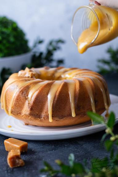 Zdjęcie - Babka z ajerkoniakiem i kr&oacute;wkami - Przepisy kulinarne ze zdjęciami