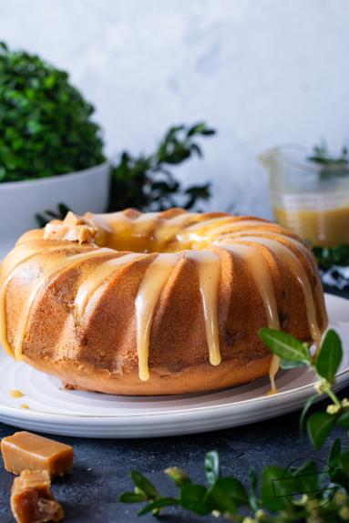 Zdjęcie - Babka z ajerkoniakiem i kr&oacute;wkami - Przepisy kulinarne ze zdjęciami