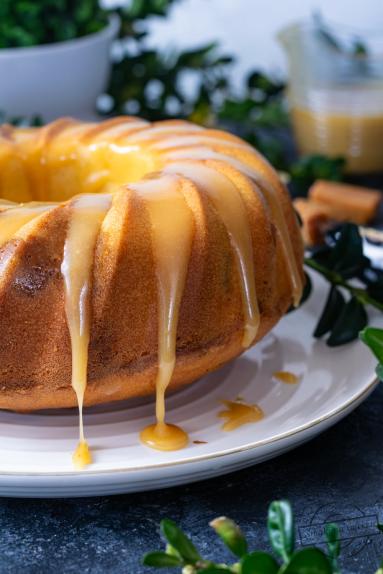 Zdjęcie - Babka z ajerkoniakiem i kr&oacute;wkami - Przepisy kulinarne ze zdjęciami