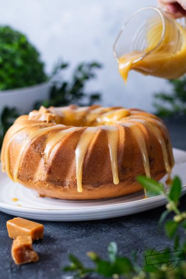 Zdjęcie - Babka z ajerkoniakiem i kr&oacute;wkami - Przepisy kulinarne ze zdjęciami
