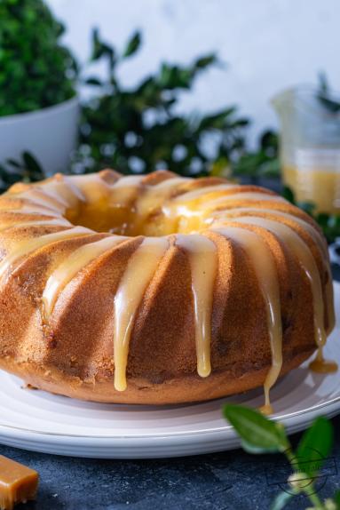 Zdjęcie - Babka z ajerkoniakiem i kr&oacute;wkami - Przepisy kulinarne ze zdjęciami