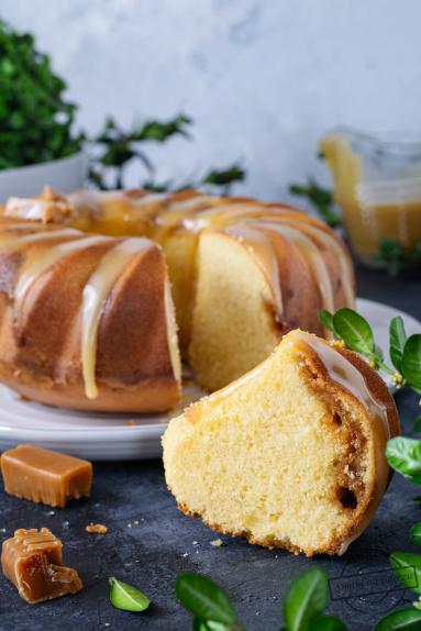Zdjęcie - Babka z ajerkoniakiem i kr&oacute;wkami - Przepisy kulinarne ze zdjęciami