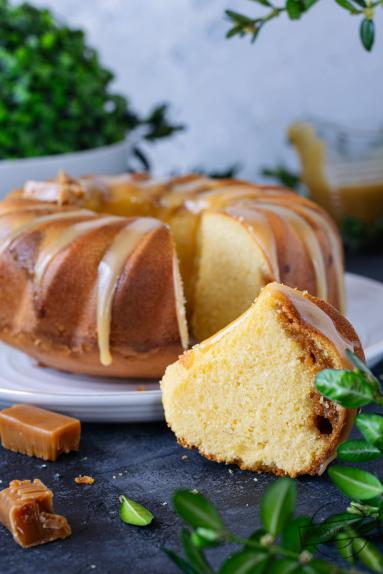 Zdjęcie - Babka z ajerkoniakiem i kr&oacute;wkami - Przepisy kulinarne ze zdjęciami
