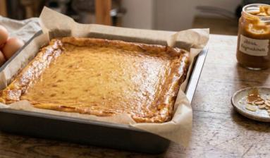 Zdjęcie - Sernik z kajmakiem na dużą blachę - Przepisy kulinarne ze zdjęciami