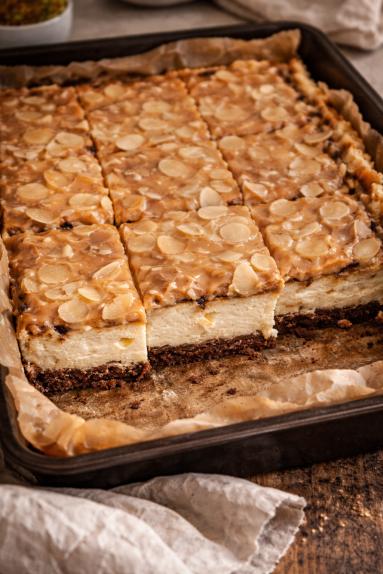 Zdjęcie - Sernik z kajmakiem na dużą blachę - Przepisy kulinarne ze zdjęciami