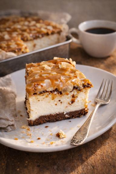 Zdjęcie - Sernik z kajmakiem na dużą blachę - Przepisy kulinarne ze zdjęciami