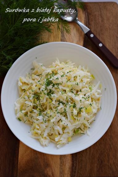 Zdjęcie - Sur&oacute;wka z białej kapusty, jabłka i pora - Napiecyku - Przepisy kulinarne ze zdjęciami