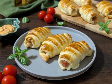 Zdjęcie - Par&oacute;wki z serem w cieście francuskim (wersja mini) - Przepisy kulinarne ze zdjęciami