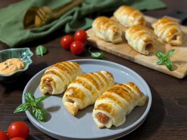 Zdjęcie - Par&oacute;wki z serem w cieście francuskim (wersja mini) - Przepisy kulinarne ze zdjęciami