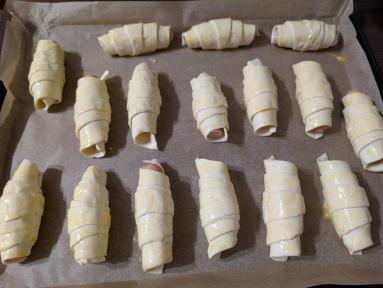 Zdjęcie - Par&oacute;wki z serem w cieście francuskim (wersja mini) - Przepisy kulinarne ze zdjęciami