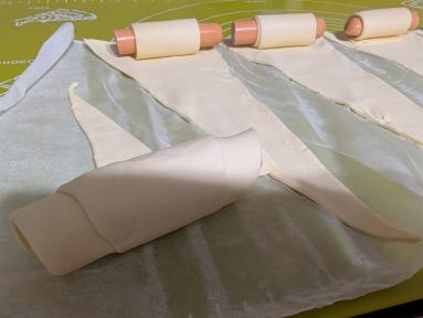 Zdjęcie - Par&oacute;wki z serem w cieście francuskim (wersja mini) - Przepisy kulinarne ze zdjęciami