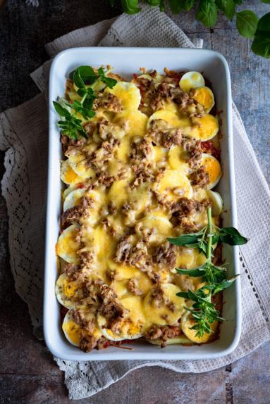 Zdjęcie - Zapiekanka ziemniaczana z jajkami i tuńczykiem - Przepisy kulinarne ze zdjęciami