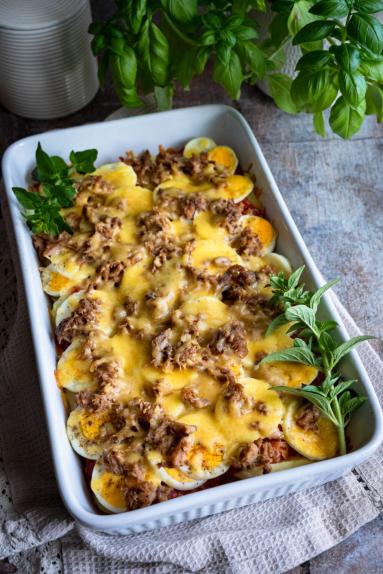 Zdjęcie - Zapiekanka ziemniaczana z jajkami i tuńczykiem - Przepisy kulinarne ze zdjęciami