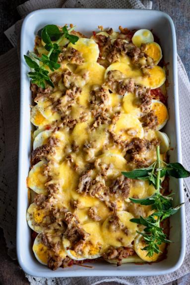 Zdjęcie - Zapiekanka ziemniaczana z jajkami i tuńczykiem - Przepisy kulinarne ze zdjęciami