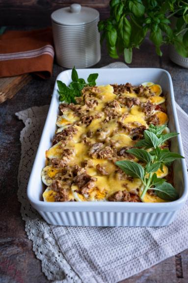 Zdjęcie - Zapiekanka ziemniaczana z jajkami i tuńczykiem - Przepisy kulinarne ze zdjęciami