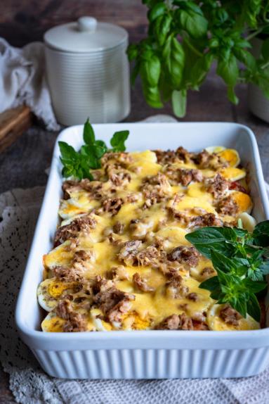 Zdjęcie - Zapiekanka ziemniaczana z jajkami i tuńczykiem - Przepisy kulinarne ze zdjęciami