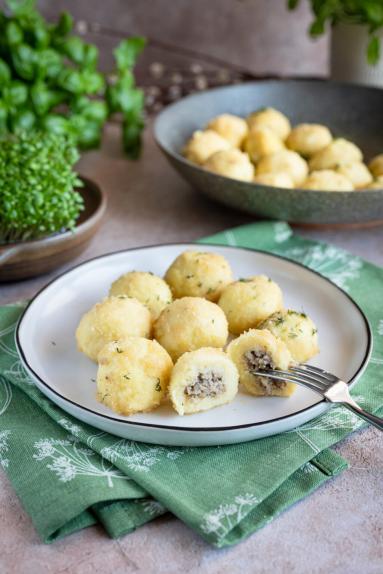 Zdjęcie - Kluski ziemniaczane z białą kiełbasą i chrzanem - Przepisy kulinarne ze zdjęciami