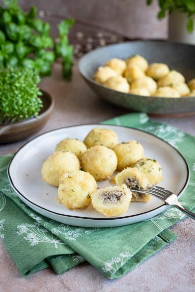 Zdjęcie - Kluski ziemniaczane z białą kiełbasą i chrzanem - Przepisy kulinarne ze zdjęciami