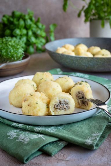 Zdjęcie - Kluski ziemniaczane z białą kiełbasą i chrzanem - Przepisy kulinarne ze zdjęciami