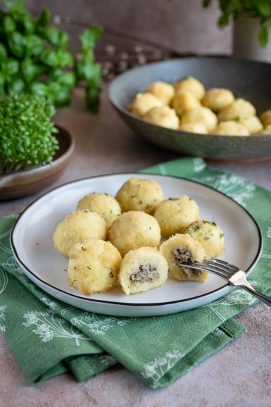 Zdjęcie - Kluski ziemniaczane z białą kiełbasą i chrzanem - Przepisy kulinarne ze zdjęciami