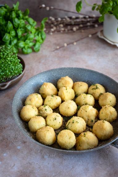 Zdjęcie - Kluski ziemniaczane z białą kiełbasą i chrzanem - Przepisy kulinarne ze zdjęciami