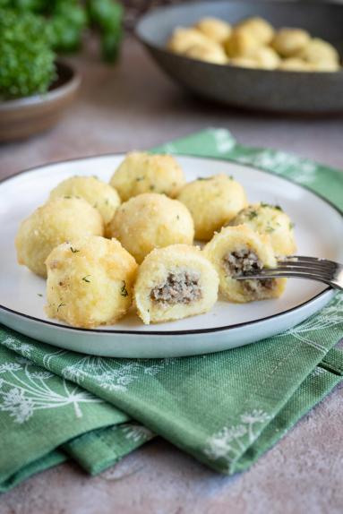 Zdjęcie - Kluski ziemniaczane z białą kiełbasą i chrzanem - Przepisy kulinarne ze zdjęciami