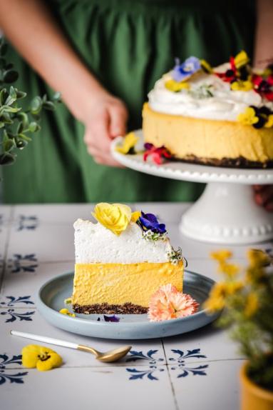 Zdjęcie - Sernik mango z bezą - Przepisy kulinarne ze zdjęciami