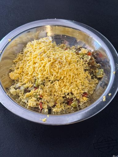 Zdjęcie: Jajka faszerowane porem, pieczarkami i wędzonym łososiem Zdjęcie - Jajka faszerowane porem, pieczarkami i wędzonym łososiem - Przepisy kulinarne ze zdjęciami