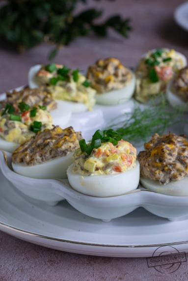 Zdjęcie - Jajka faszerowane porem, pieczarkami i wędzonym łososiem - Przepisy kulinarne ze zdjęciami